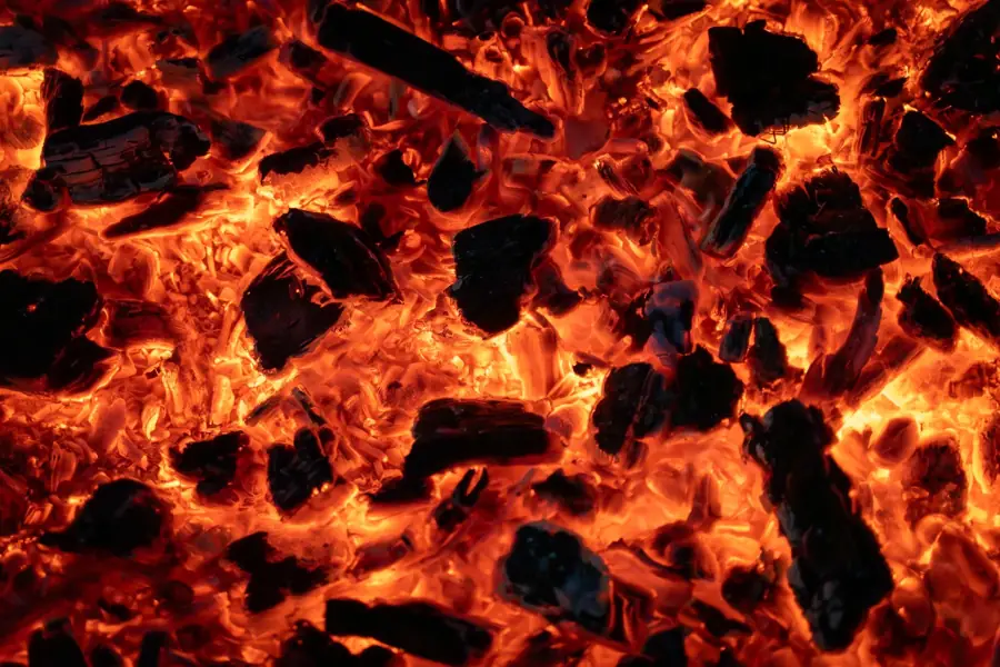 Brasas de quebracho al rojo vivo