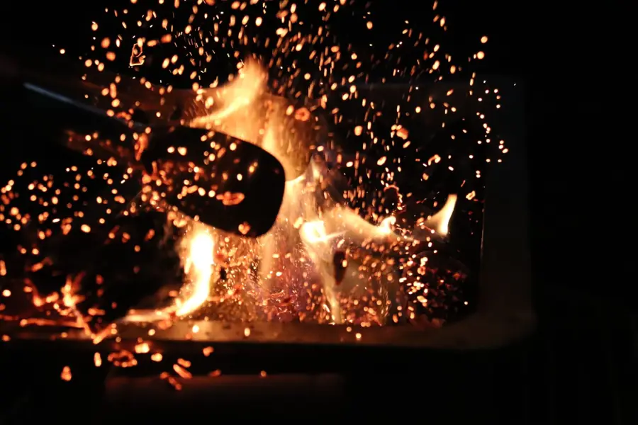 Chispas saltando de un tronco encendido