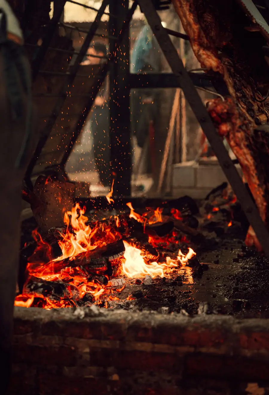 Costillar asándose a la cruz junto al fuego