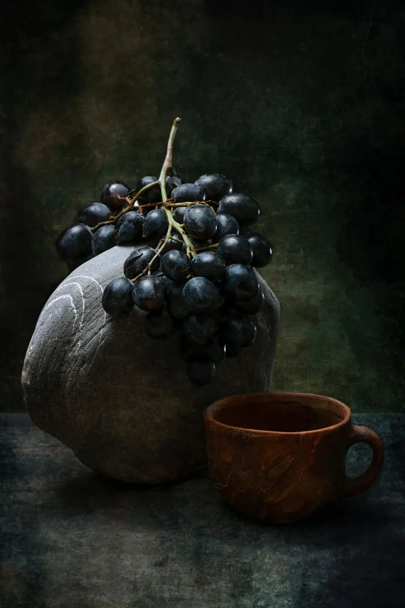 Naturaleza muerta con uvas y una vasija de barro