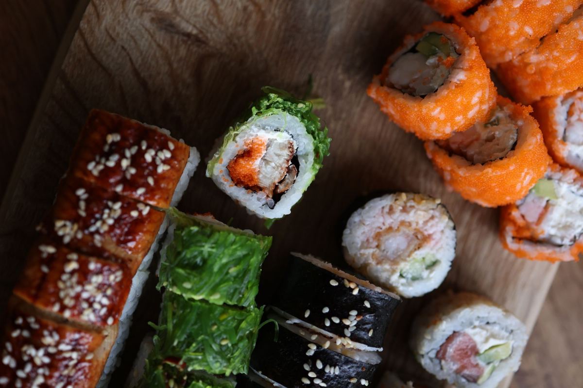 Surtido de makis sobre una tabla de madera