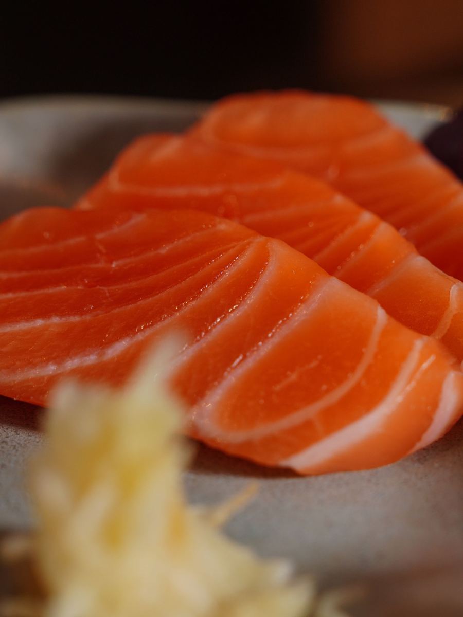 Sashimi de salmón en cortes gruesos