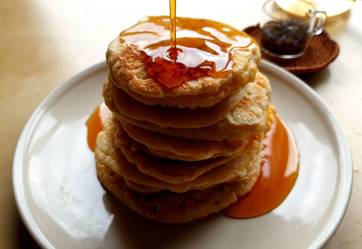 Pila de pancakes con miel