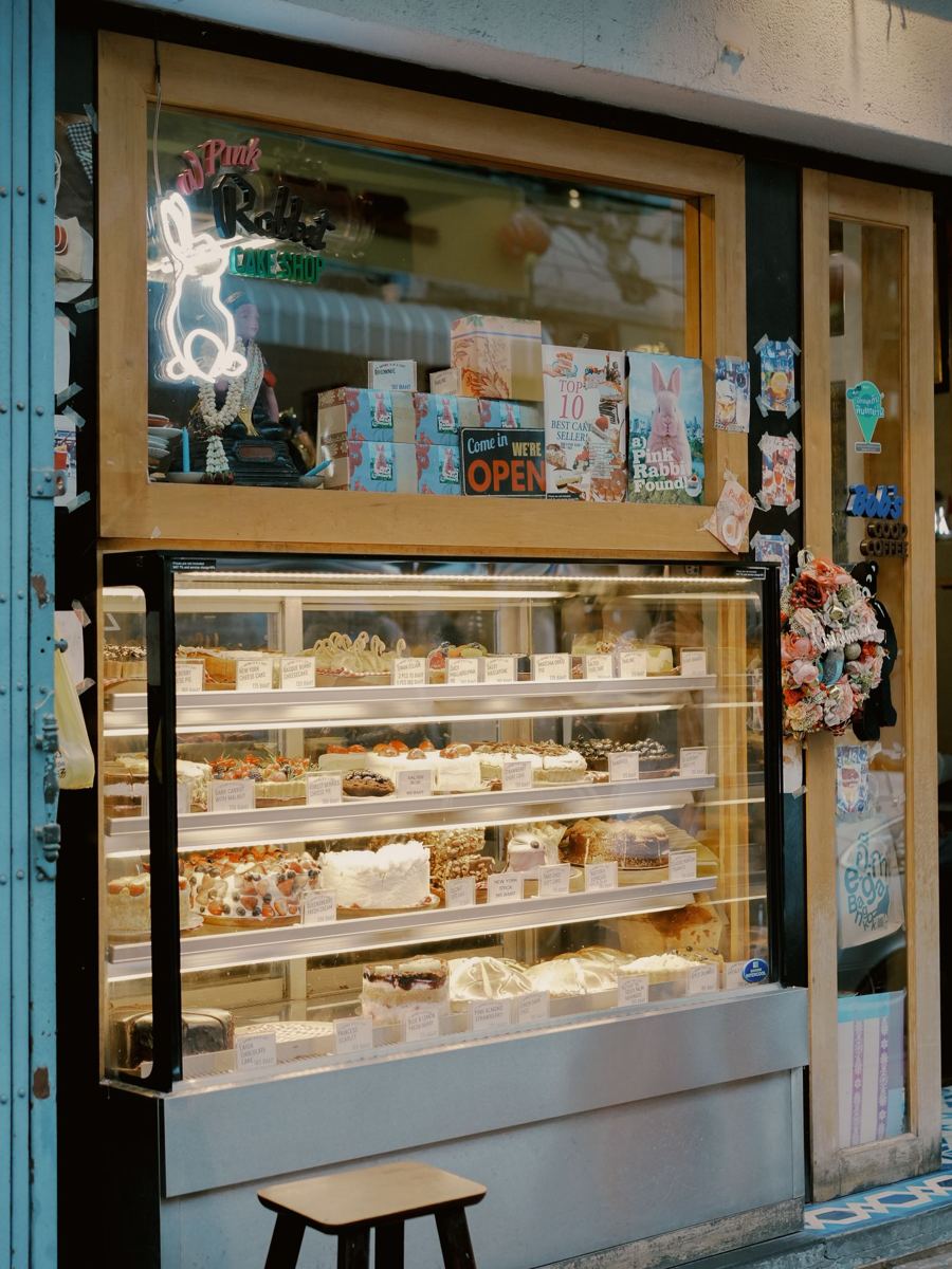 Vitrina de la confitería con tortas y masas